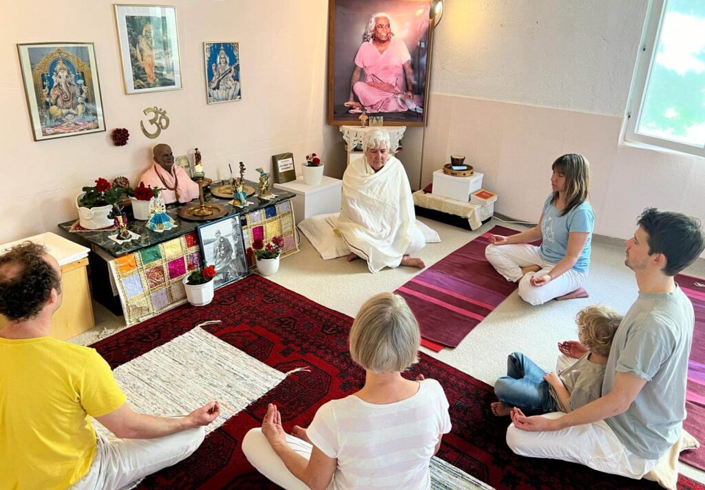 Meditation im Yogaraum