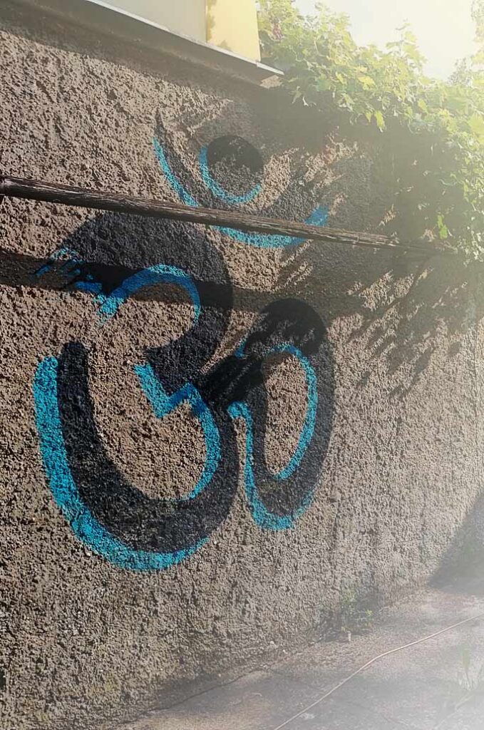 Om_Symbol im Hof von Sivananda Yoga Klosterneuburg