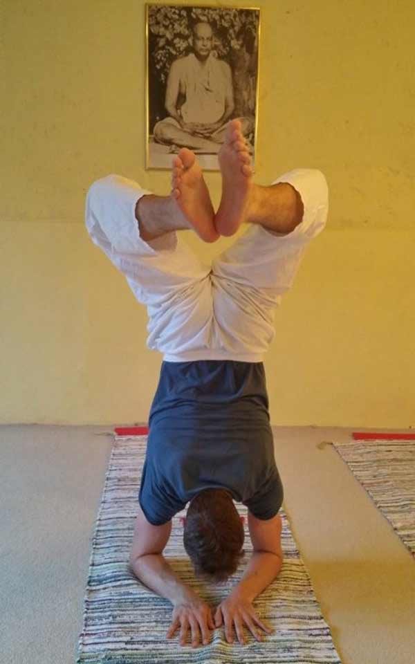 Yoga Asana Skorpion